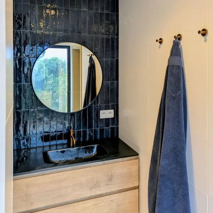 Badkamermeubel installeren.